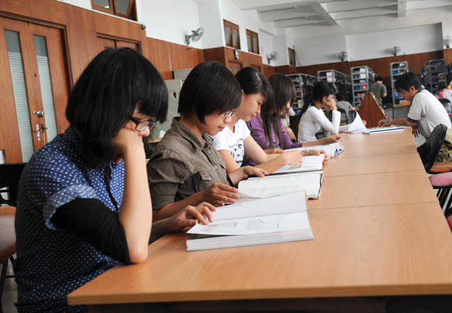 Học viên xem sách tại thư viện